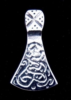 Kleines Axtblatt, Kettenanhänger aus Silber